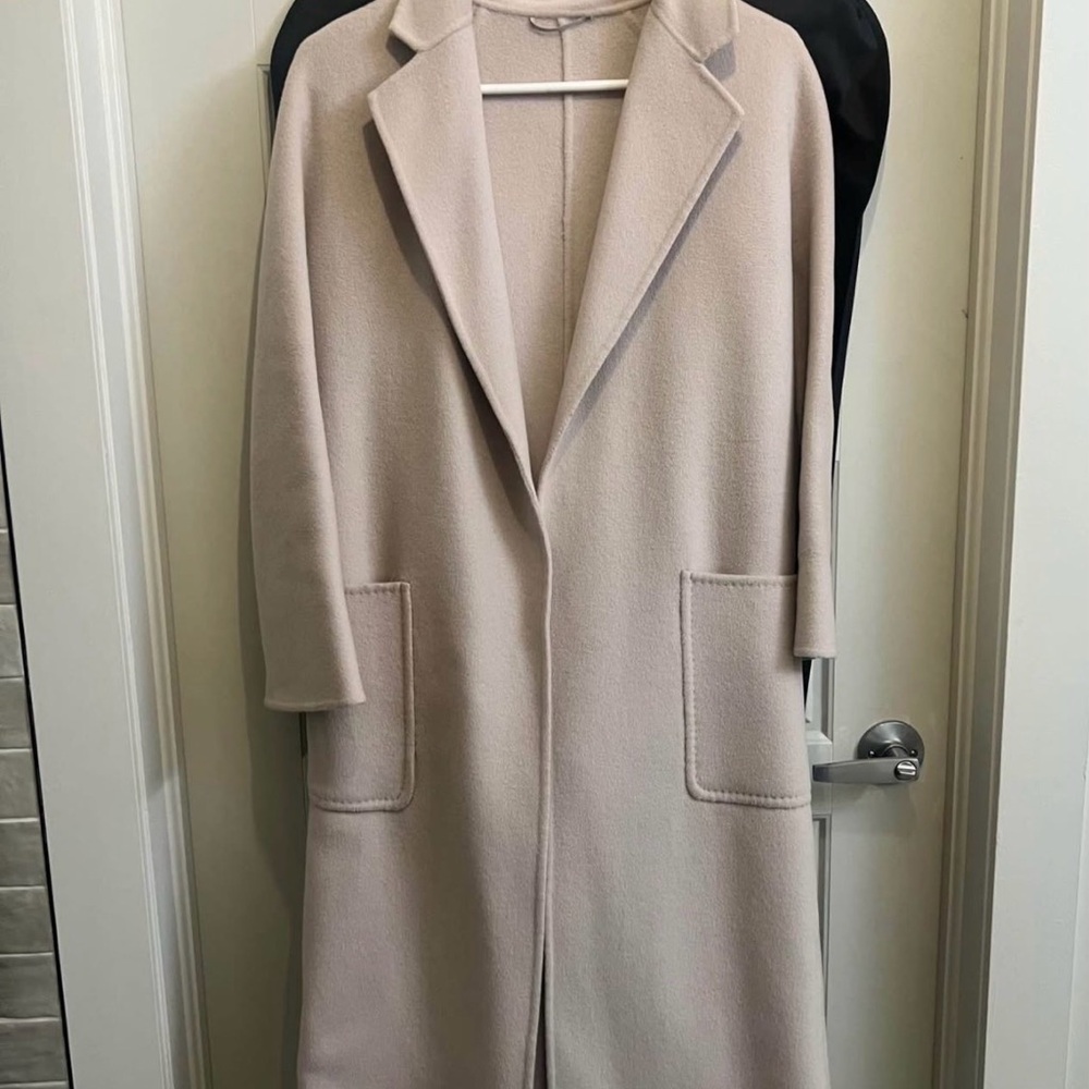 The curated classic cashmere coat in Bone